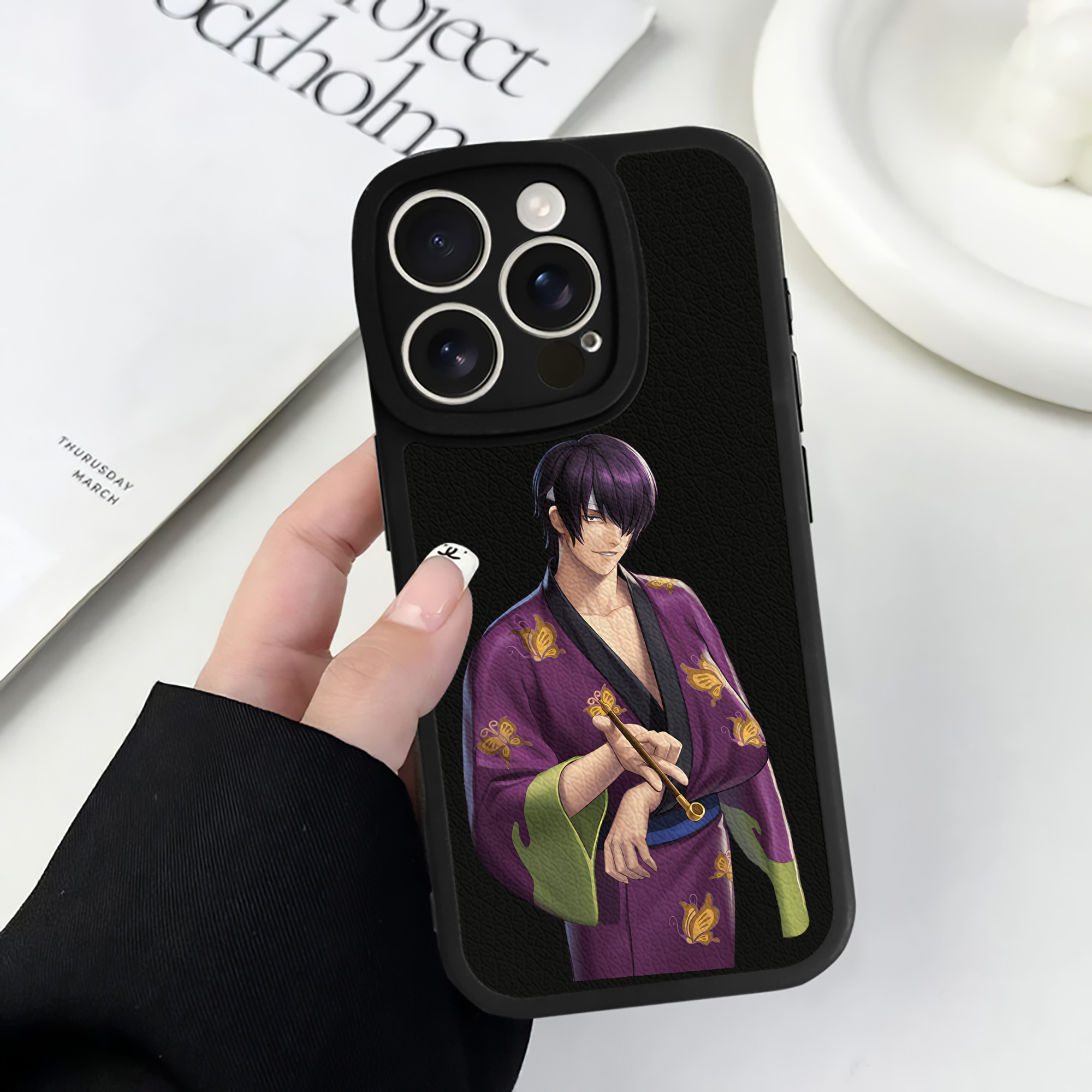 （画像用） ぎんたま 坂田銀時（さかたぎんとき） 神楽 志村新八（しむら しんぱち） GINTAMA Sakata Gintoki Kagura Shimura Shinpachi 【iPhone 16シリーズ対応】シリコンスマホケース（レザー調） 材質：シリコン